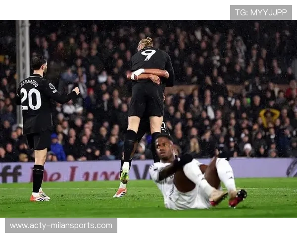 曼城前场连续撞墙配合，让富勒姆后卫完全跟不上节奏